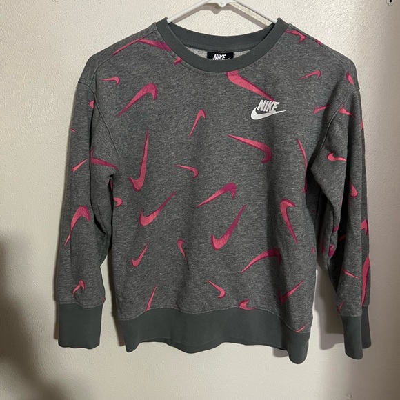 NIKE Classic All Over Printed Logo Fleece Crewneck Sweatshirt Pink Grey Girl's S - Picture 1 of 4